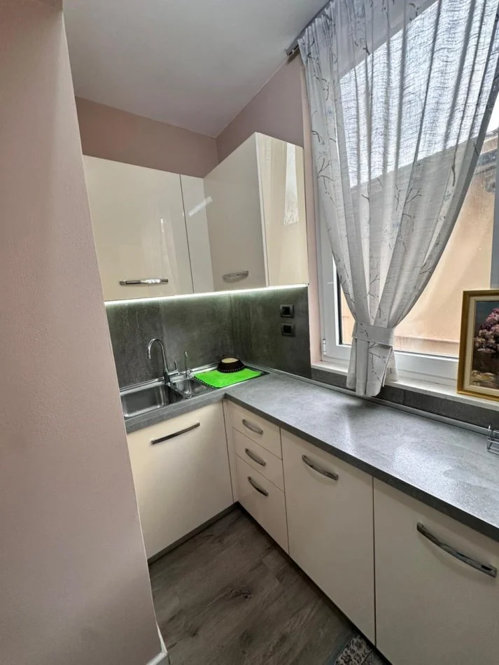 Tirane, jepet me qera apartament 2+1+Ballkon Kati 2, 75 m² 700 € (KOMUNA E PARISIT)