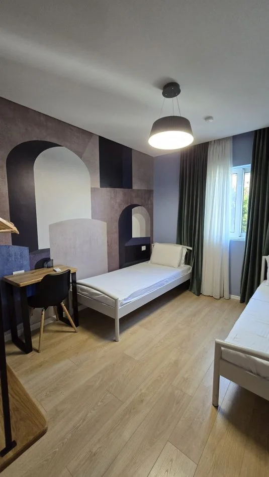 Tirane, jepet me qera apartament 2+1 Kati 1, 75 m² 1.600 € (QENDER)