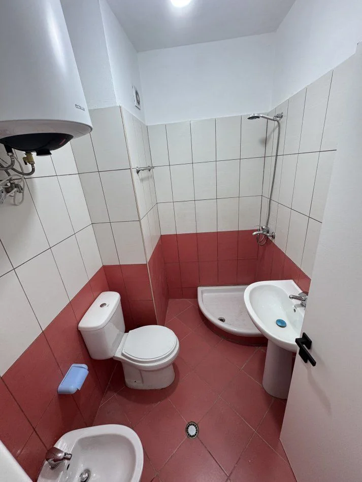 Tirane, jepet me qera apartament 1+1+Ballkon Kati 8, 65 m² 420 € (ASTIR)