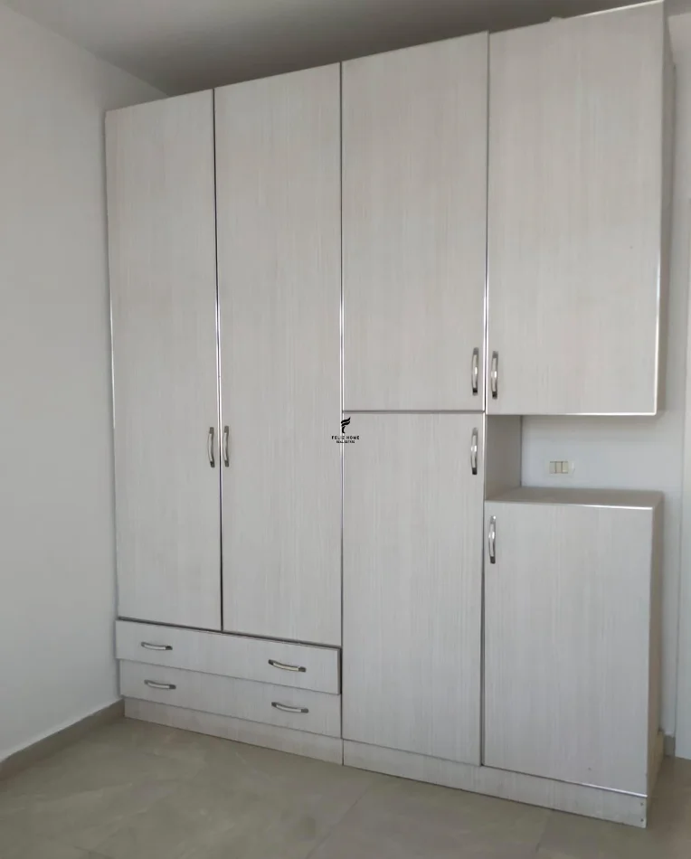 Tirane, affitto mensile appartamento 2+1 Piano 6, 180 m² 650 € (VIA KAVAJES)