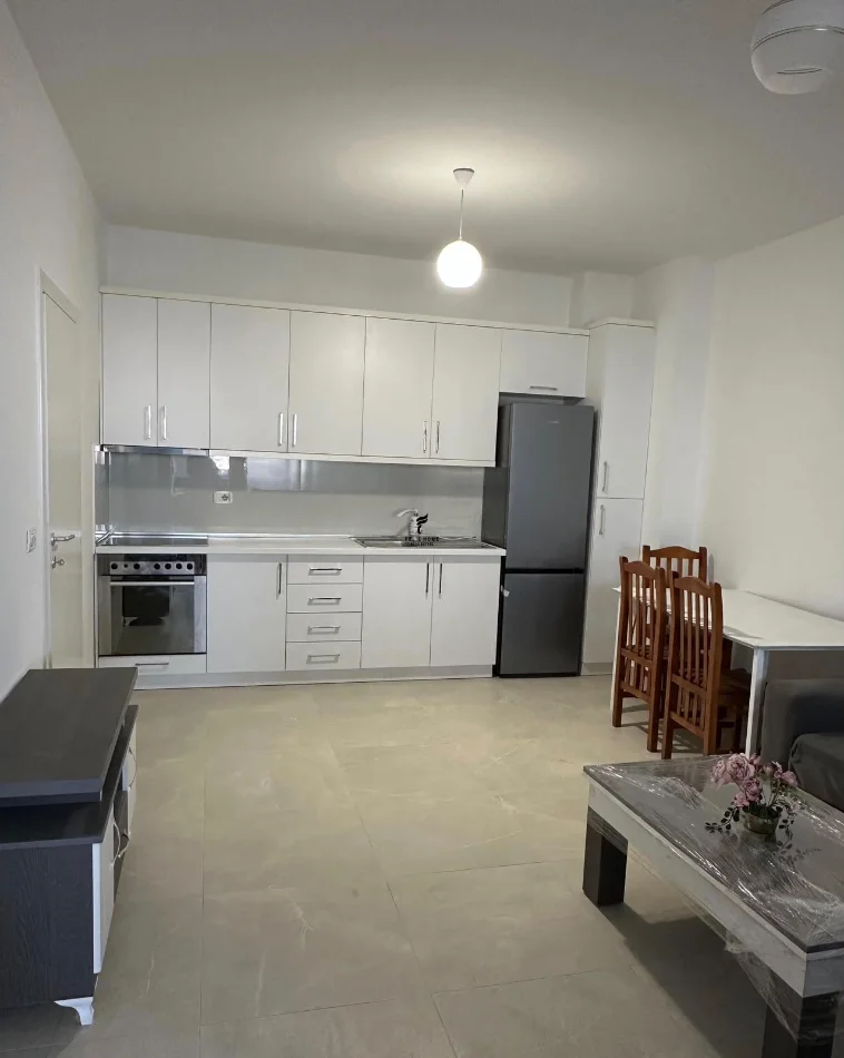 Tirane, affitto mensile appartamento 2+1 Piano 6, 180 m² 650 € (VIA KAVAJES)