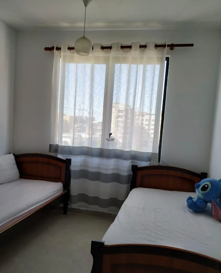 Tirane, affitto mensile appartamento 2+1 Piano 6, 180 m² 650 € (VIA KAVAJES)