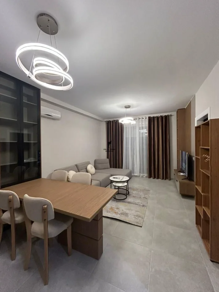 Tirane, jepet me qera apartament 1+1 Kati 12, 70 m² 500 € (YZBERISHT)