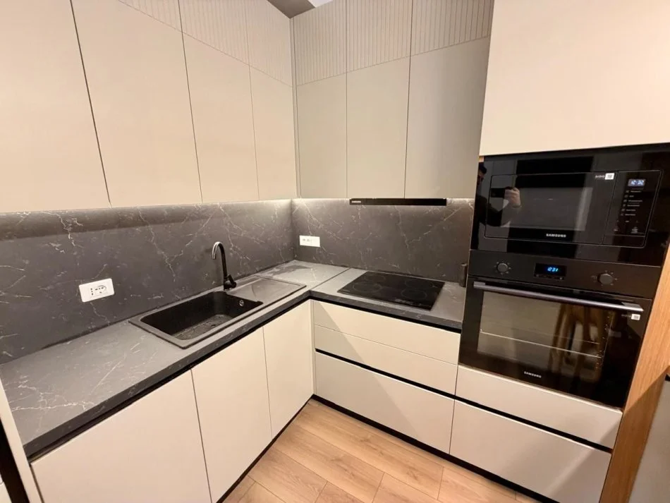 Tirane, affitto mensile appartamento 1+1 con balcone, Piano 4, 62 m², 850 € (QUARTIERE PARIGIT)