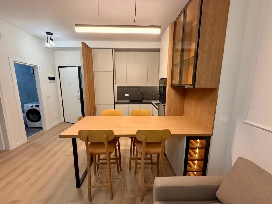 Tirane, affitto mensile appartamento 1+1 con balcone, Piano 4, 62 m², 850 € (QUARTIERE PARIGIT)