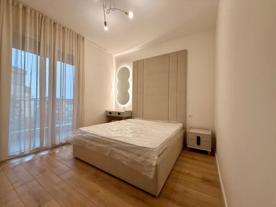 Tirane, affitto mensile appartamento 1+1 con balcone, Piano 4, 62 m², 850 € (QUARTIERE PARIGIT)