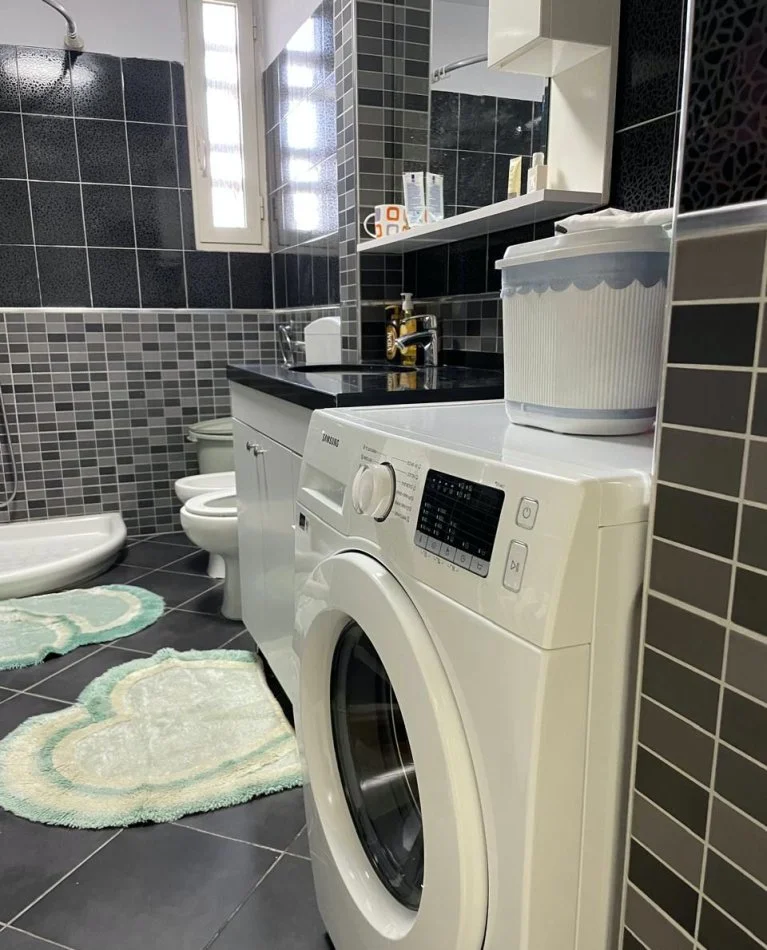 Tirane, jepet me qera apartament 1+1+Ballkon Kati 5, 70 m² 620 € (QENDER)