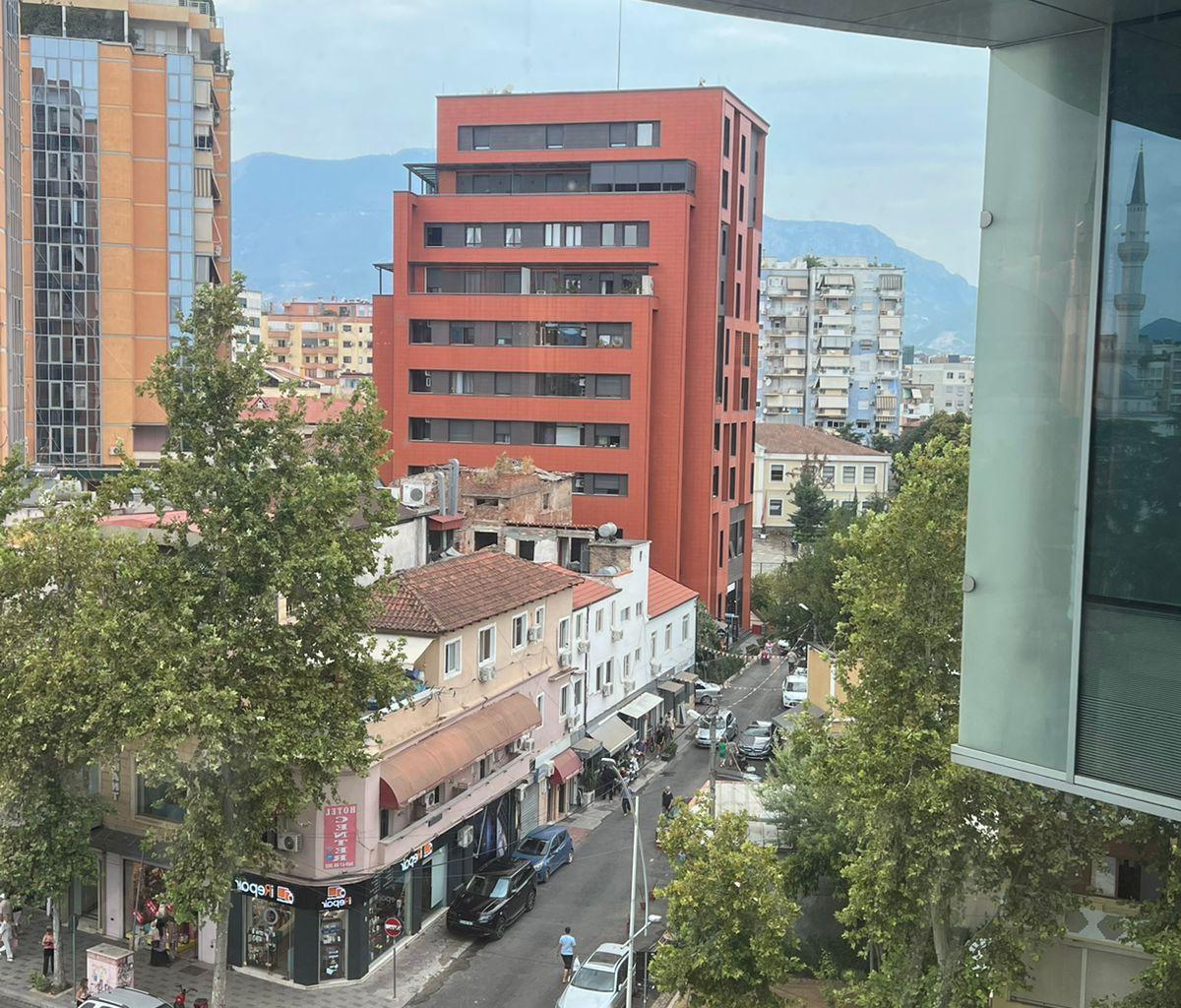 🏢 Jepet Ambient Zyre me Qira – Përballë Toptani Center