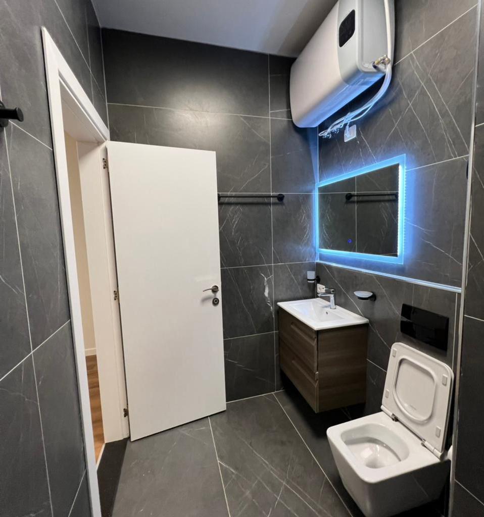 🏢 Jepet Ambient Zyre me Qira – Përballë Toptani Center