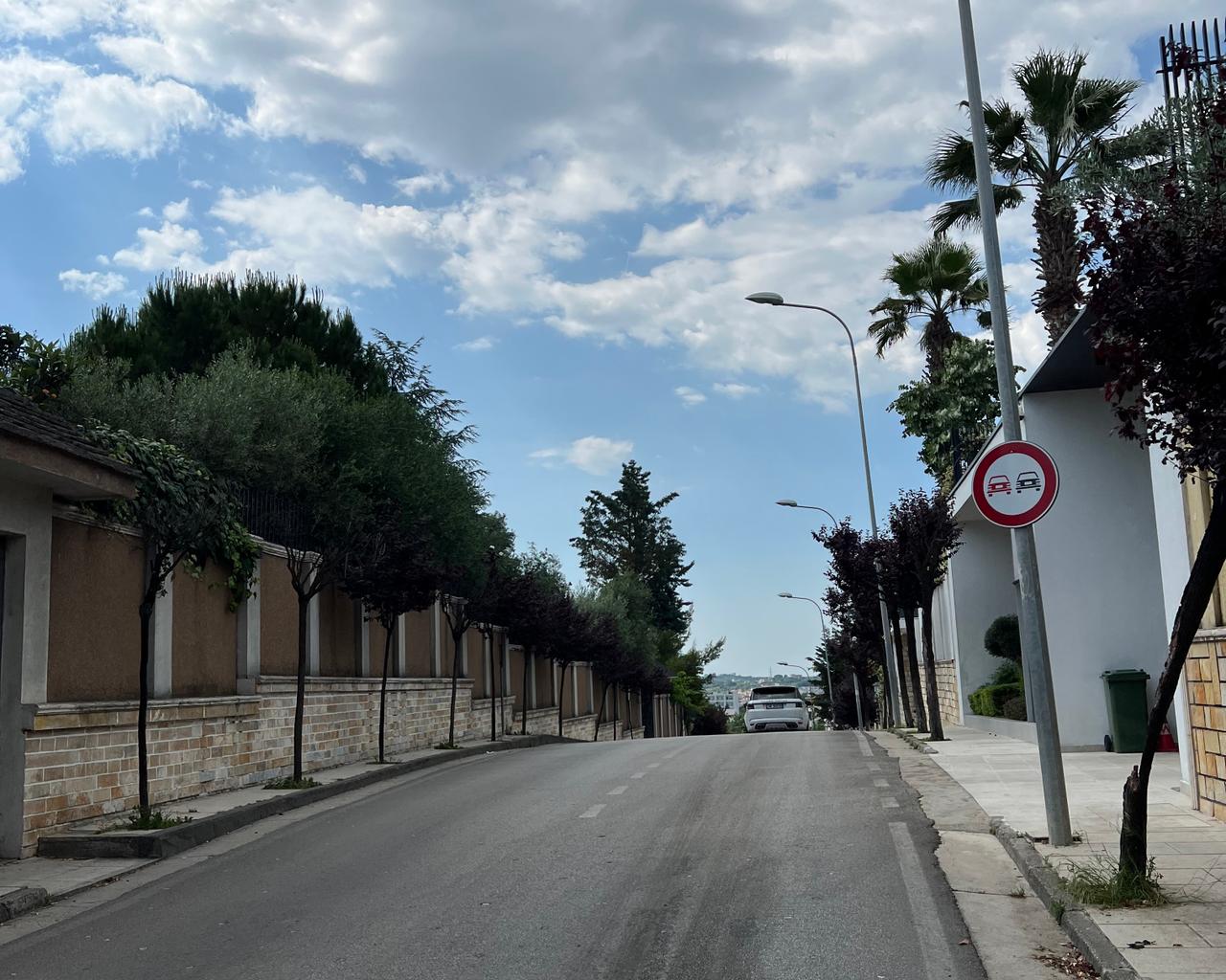 Vile ngjitur me Vilen e Shefit te Brunes dhe ish-presidentit