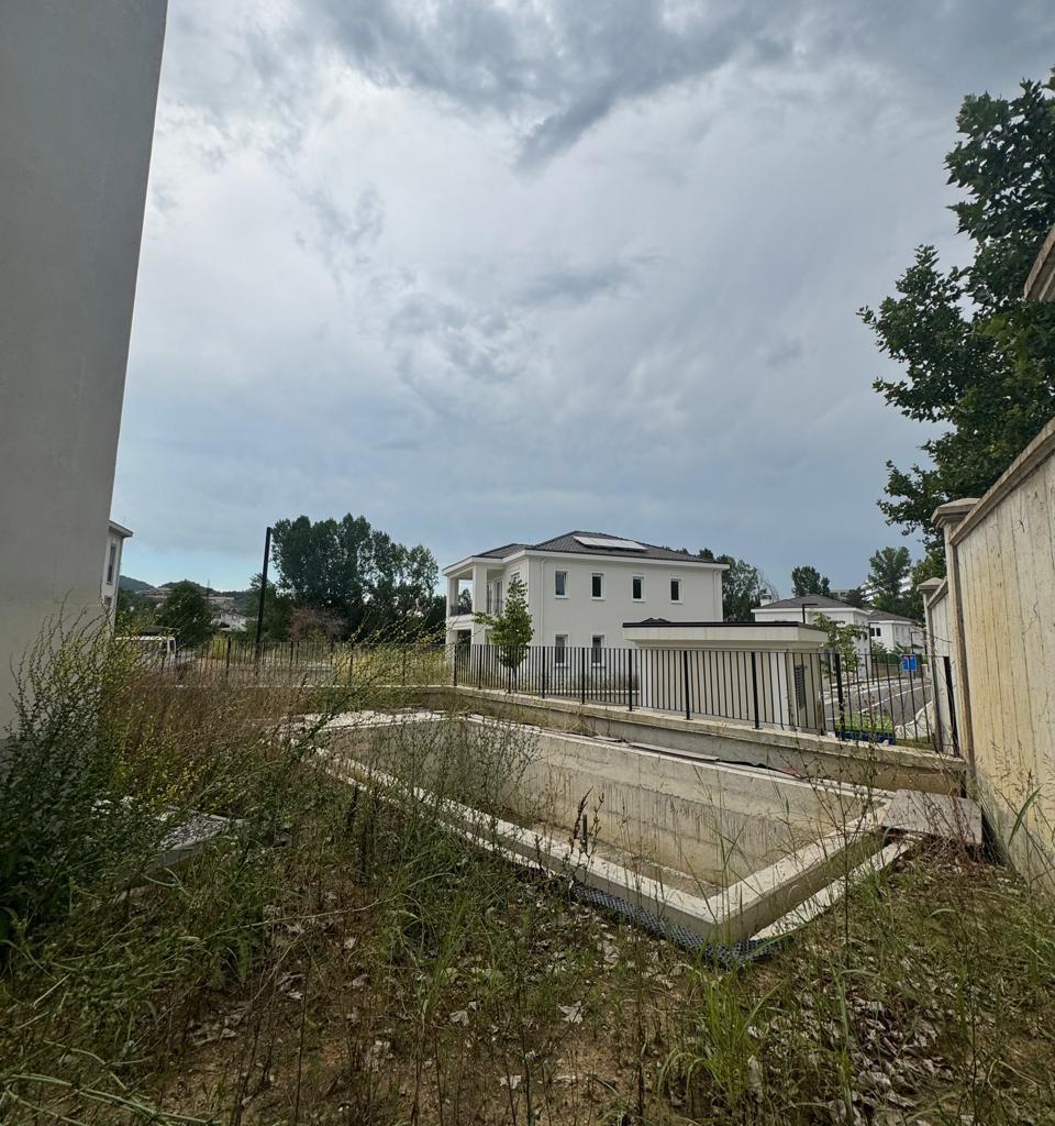 VENDITA VILLA CON PISCINA – Rolling Hills 2