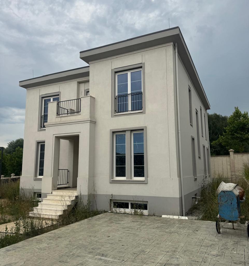 VENDITA VILLA CON PISCINA – Rolling Hills 2