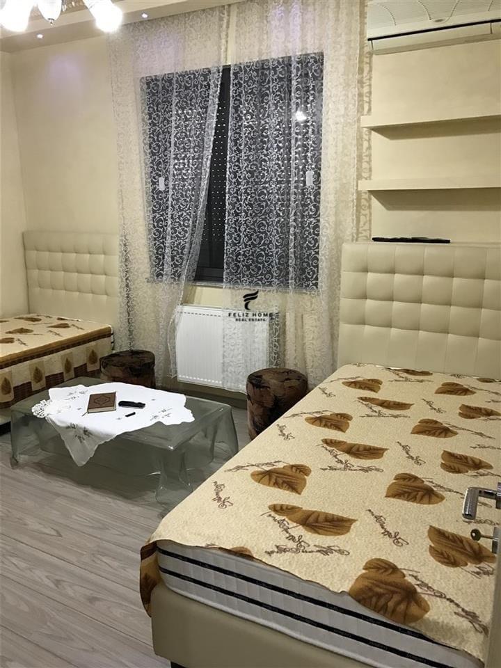 RENTAL VILLA WITH 4 ROOMS, 620 m2 INSTITUT, 1200 EURO