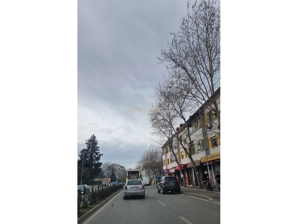 GODINE BIZNESI ,3 kate Me qera buzë rruges DIBRES,prane QSUT