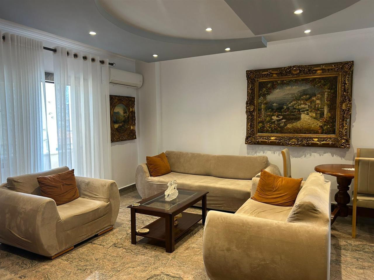 APARTAMENT ME QERA 1+1 BULEVARI ZOGU PARE 900 EURO