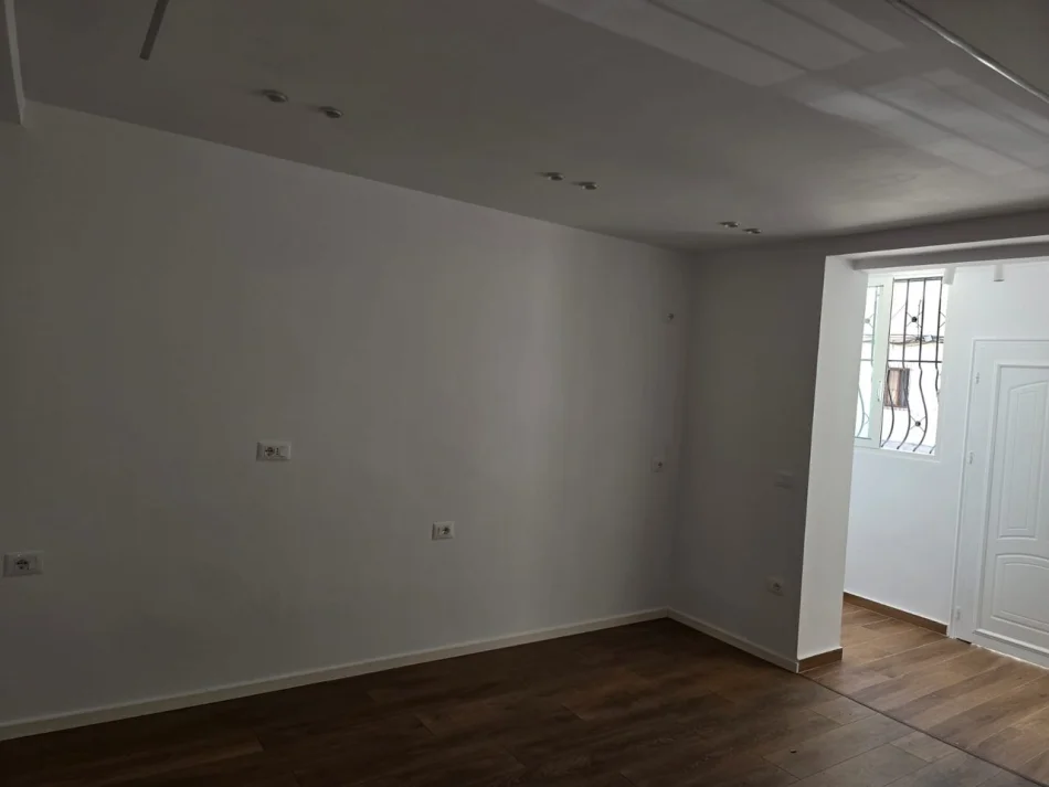 Tirane, for Sale 1+1 Apartment, 1st Floor, 30 m², €83,000 (Bardhyl Street)