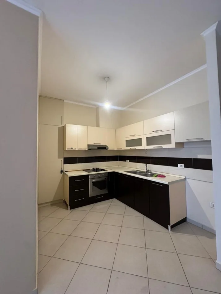 Tirane, shitet apartament 1+1 Kati 2, 72 m² 205.200 € (Komuna e Parisit)
