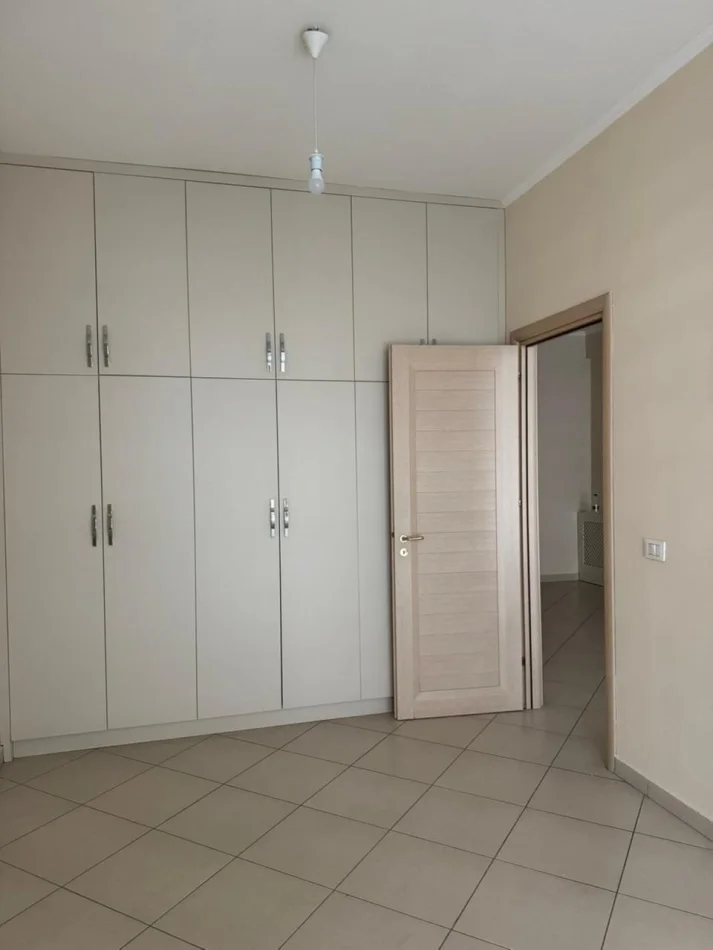 Tirane, shitet apartament 1+1 Kati 2, 72 m² 205.200 € (Komuna e Parisit)