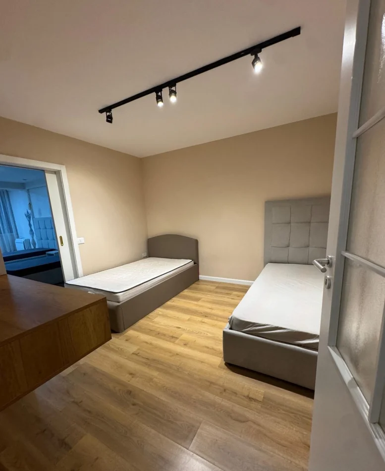 Tirane, affitto di appartamento 2+1 Piano 2, 85 m² 650 € (Pediatria)