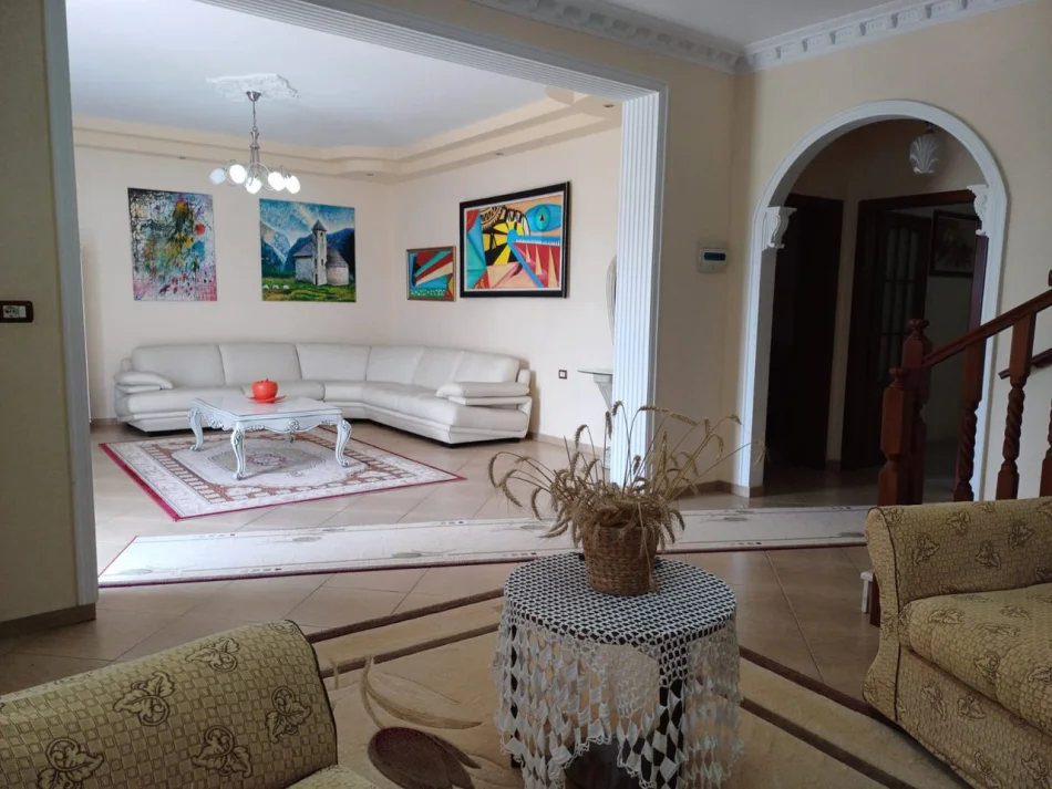 Fier, Apartment for Rent 4+1, Floor 1, 1,083 m², €2,500 (Fier)