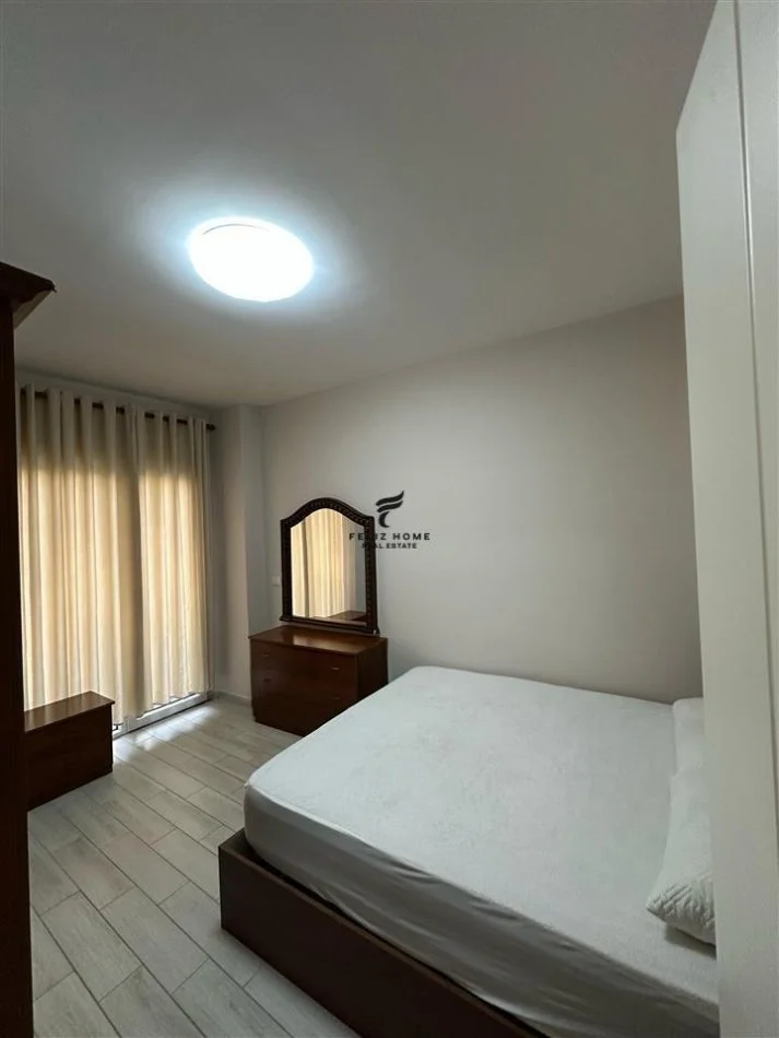 Tirane, affitto appartamento 1+1 con balcone, Piano 1, 65 m², 470 € (ASTIR)