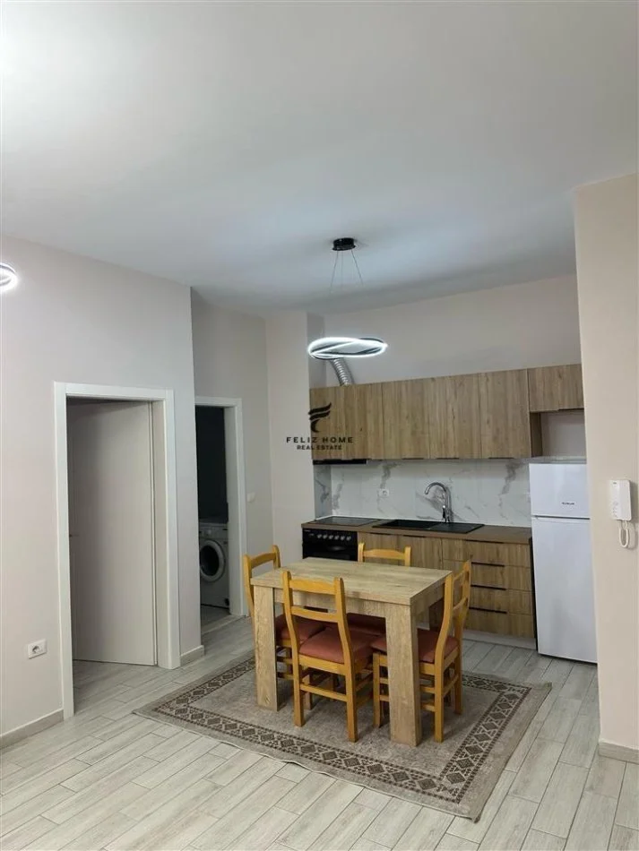 Tirane, affitto appartamento 1+1 con balcone, Piano 1, 65 m², 470 € (ASTIR)