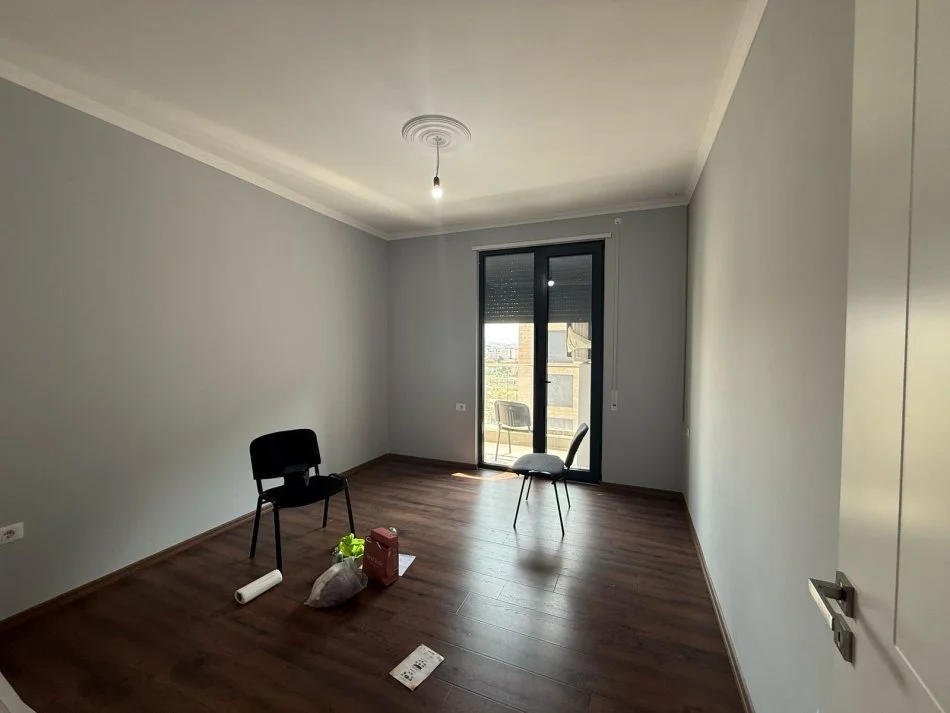 Tirane, affitto appartamento 3+1 Piano 6, 138 m² 700 € (PORCELAN)