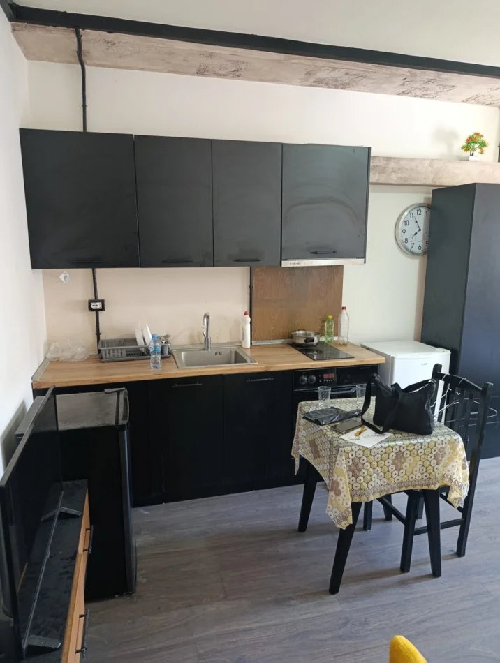 Tirane, affitto con consegna immediata monolocale al quinto piano, 35 m², 250 € (Via 5 Maji)