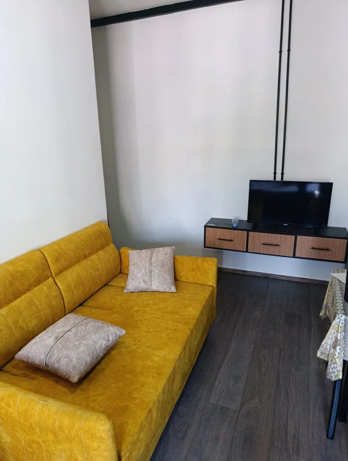 Tirane, jepet me qera apartament Studio Kati 5, 35 m² 250 € (Rruga 5 Maji)