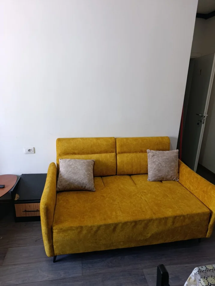 Tirane, affitto con consegna immediata monolocale al quinto piano, 35 m², 250 € (Via 5 Maji)