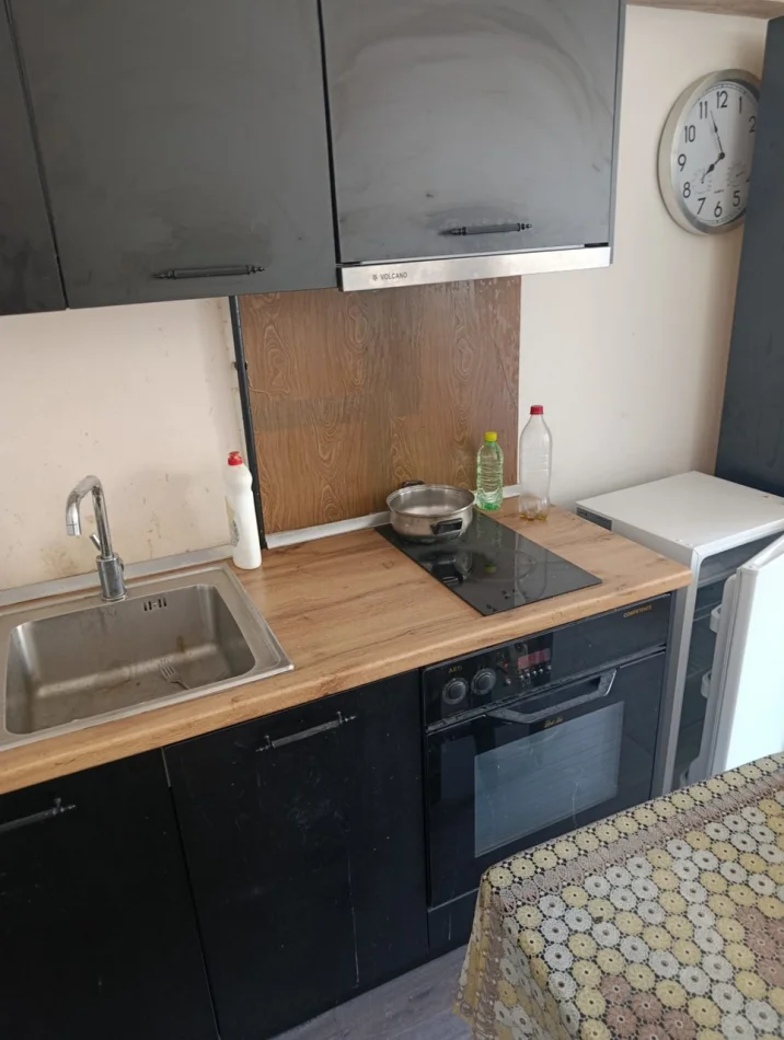 Tirane, affitto con consegna immediata monolocale al quinto piano, 35 m², 250 € (Via 5 Maji)