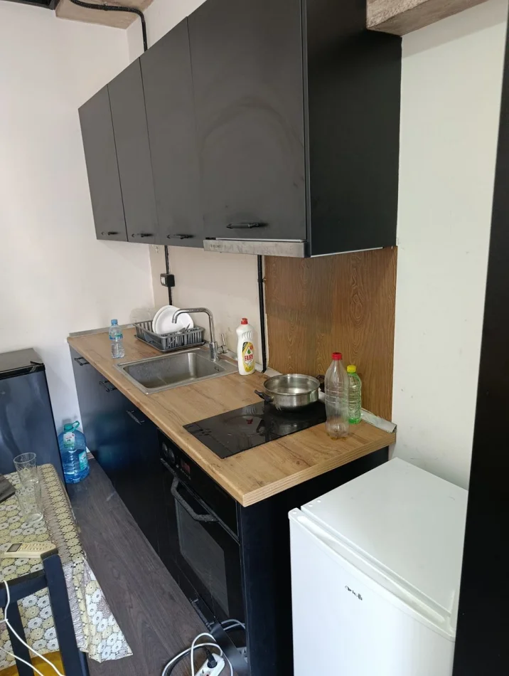 Tirane, affitto con consegna immediata monolocale al quinto piano, 35 m², 250 € (Via 5 Maji)