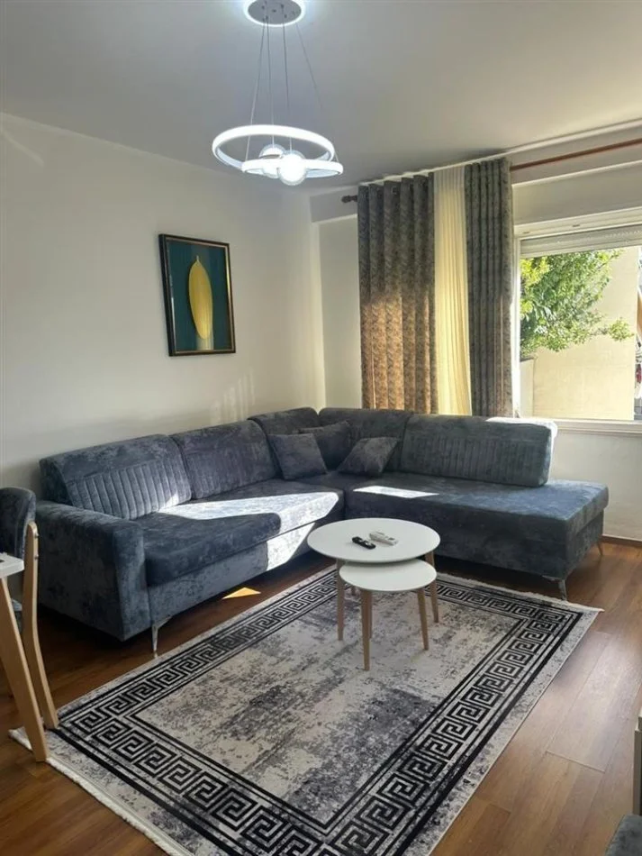 Tirane, affitto appartamento 1+1+Balcone al 6° piano, 60 m², 700 € (COMUNE DI PARISIT)