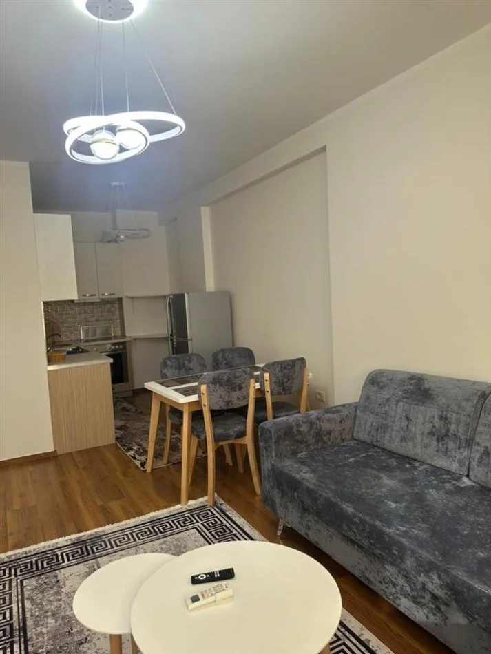 Tirane, affitto appartamento 1+1+Balcone al 6° piano, 60 m², 700 € (COMUNE DI PARISIT)