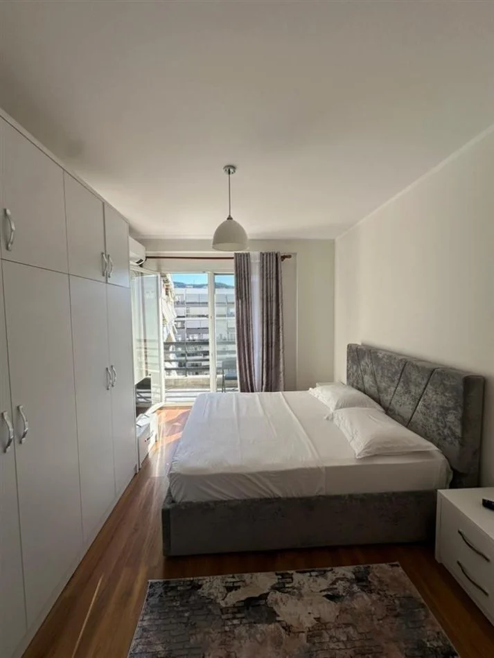 Tirane, affitto appartamento 1+1+Balcone al 6° piano, 60 m², 700 € (COMUNE DI PARISIT)