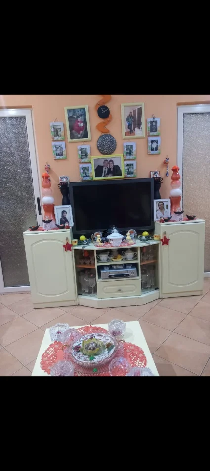 Tirane, affitto appartamento 1+1 al piano 4, 46 m², 500 € (BLLOKU)