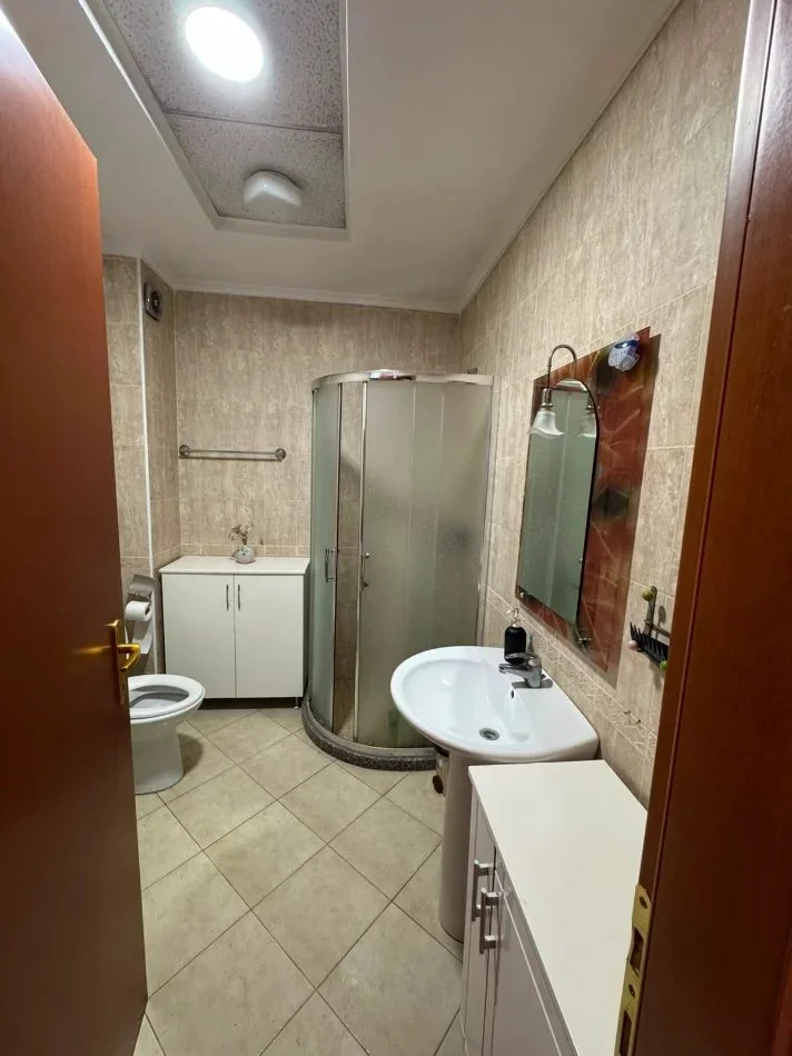 Tirane, affitto di appartamento 1+1 al terzo piano, 70 m² 550 € (Kristal Center)