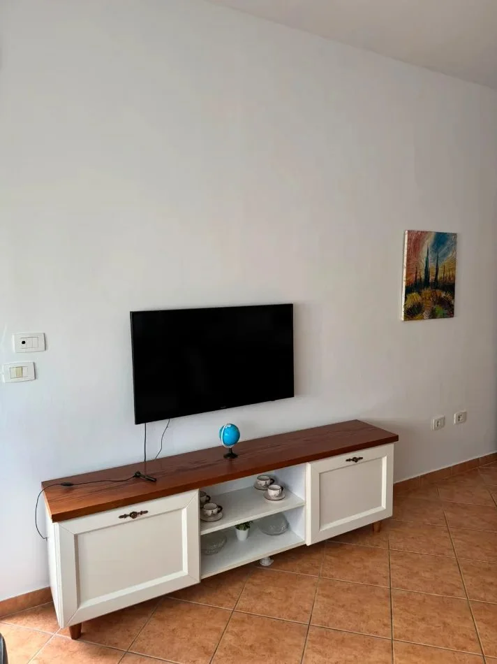 Tirane, affitto di appartamento 1+1 al terzo piano, 70 m² 550 € (Kristal Center)