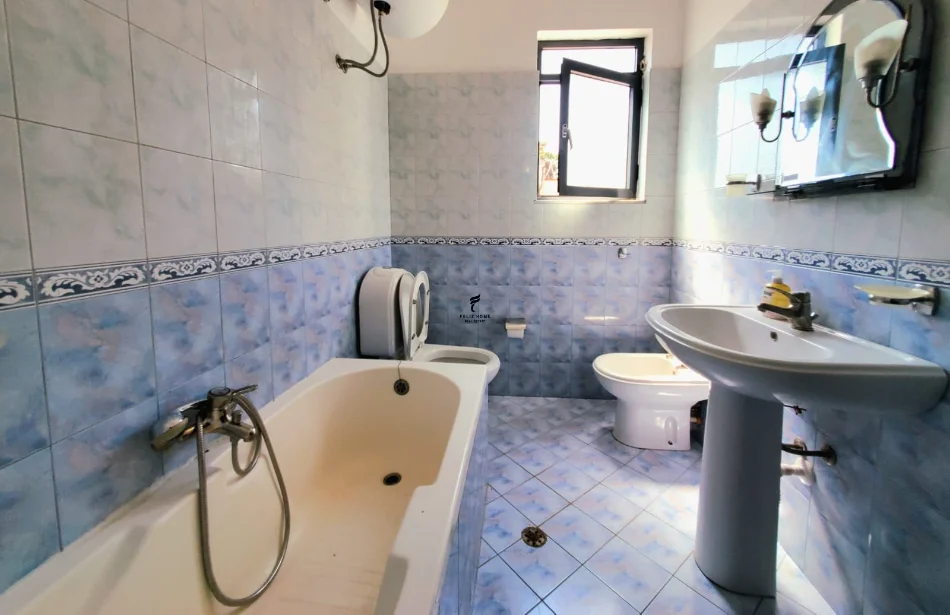 Tirana, affitto appartamento 2+1 Piano 2, 100 m² 600 € (VIA DI DURRES)