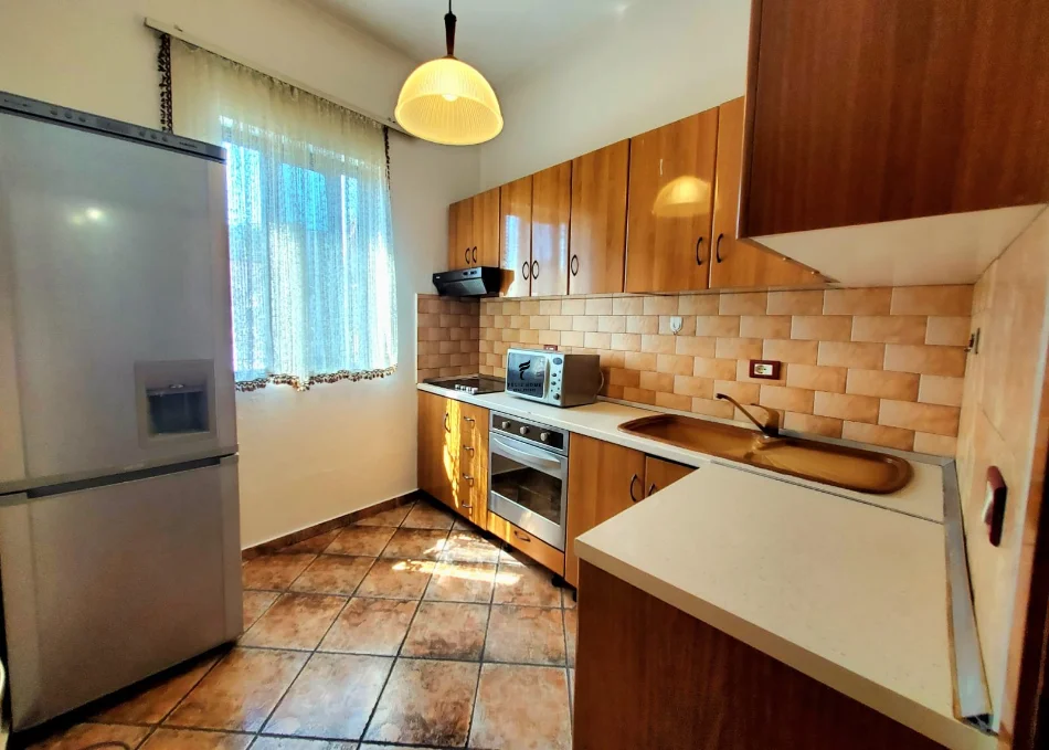 Tirana, affitto appartamento 2+1 Piano 2, 100 m² 600 € (VIA DI DURRES)