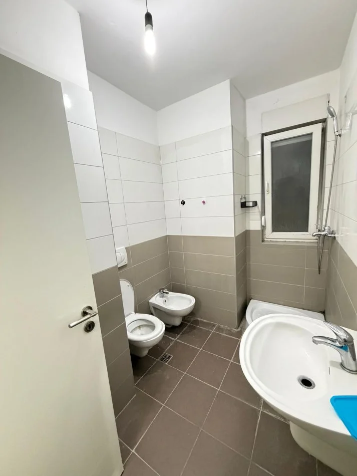 Tirane, affitto appartamento 1+1 Piano 9, 60 m² 550 € (vicino al parcheggio degli autobus)