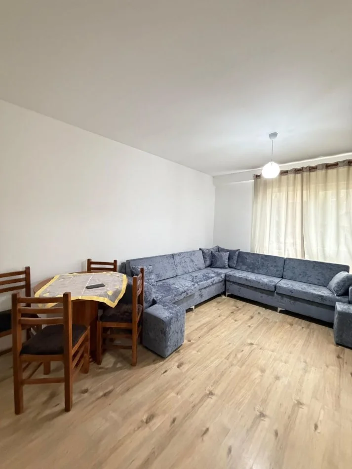 Tirane, affitto appartamento 1+1 Piano 9, 60 m² 550 € (vicino al parcheggio degli autobus)