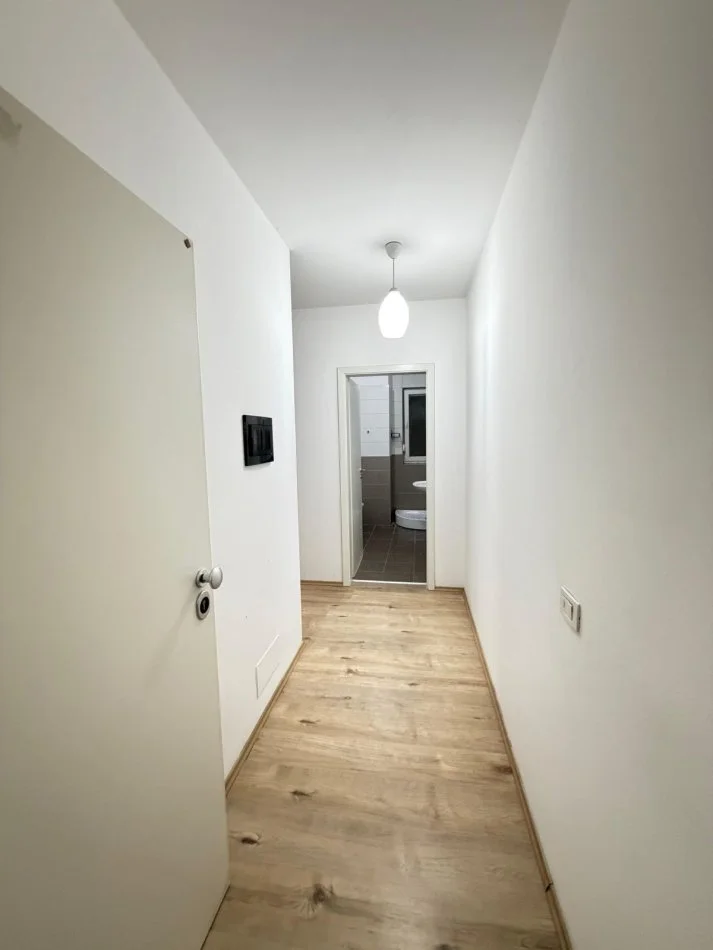 Tirane, affitto appartamento 1+1 Piano 9, 60 m² 550 € (vicino al parcheggio degli autobus)