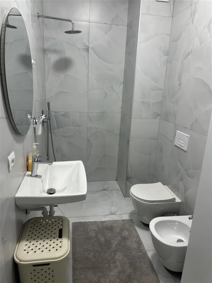 Tirana, affitto appartamento 1+1 al secondo piano, 65 m², 450 € (ALI DEMI)