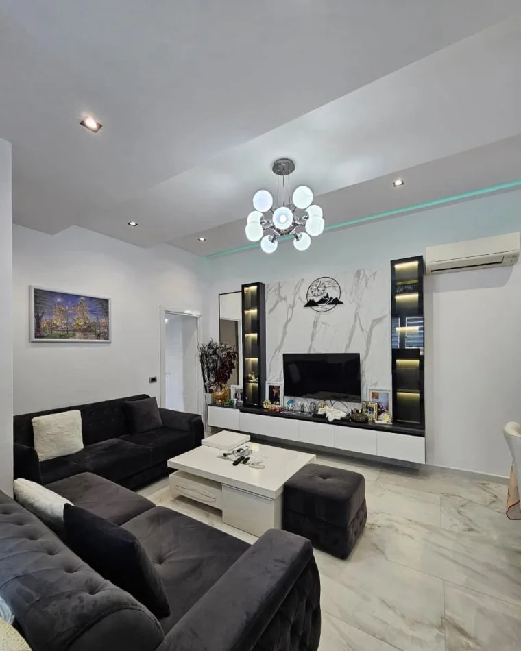 Tirane, affitto mensile appartamento 1+1 Piano 5, 70 m² 550 € (CODRA E DIELLIT)