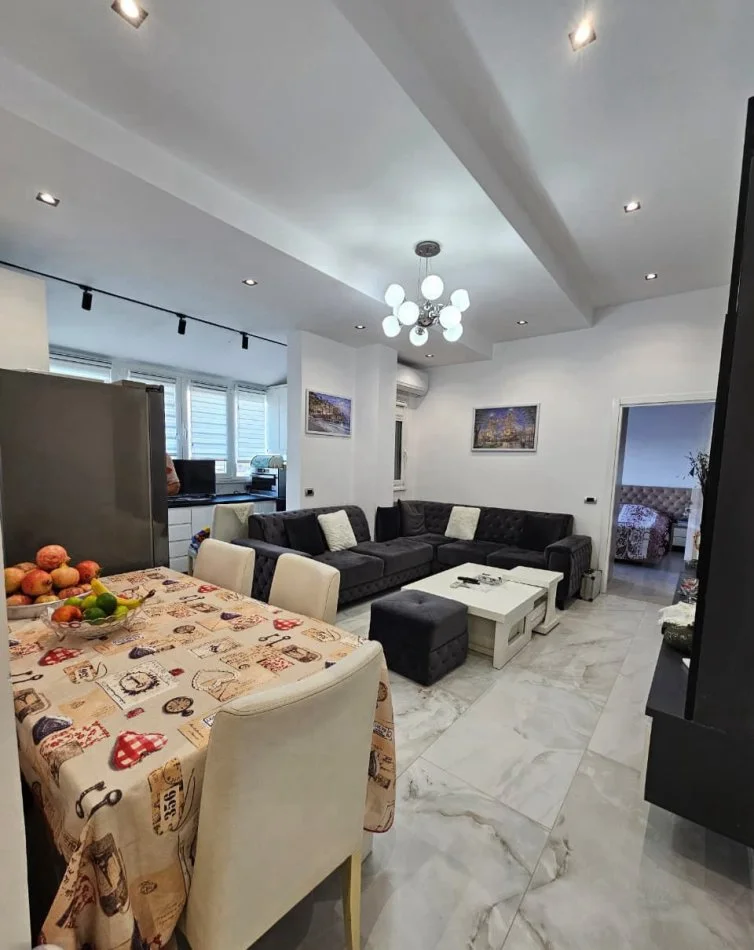 Tirane, affitto mensile appartamento 1+1 Piano 5, 70 m² 550 € (CODRA E DIELLIT)