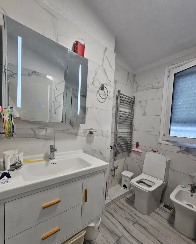 Tirane, affitto mensile appartamento 1+1 Piano 5, 70 m² 550 € (CODRA E DIELLIT)
