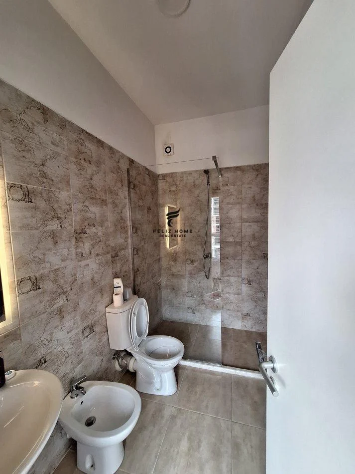 Tirane, affitto appartamento 2+1 con balcone al quinto piano, 85 m², 600 € (ALI DEMI)
