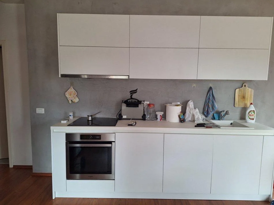 Tirane, affitto appartamento 2+1 con balcone al quinto piano, 85 m², 600 € (ALI DEMI)