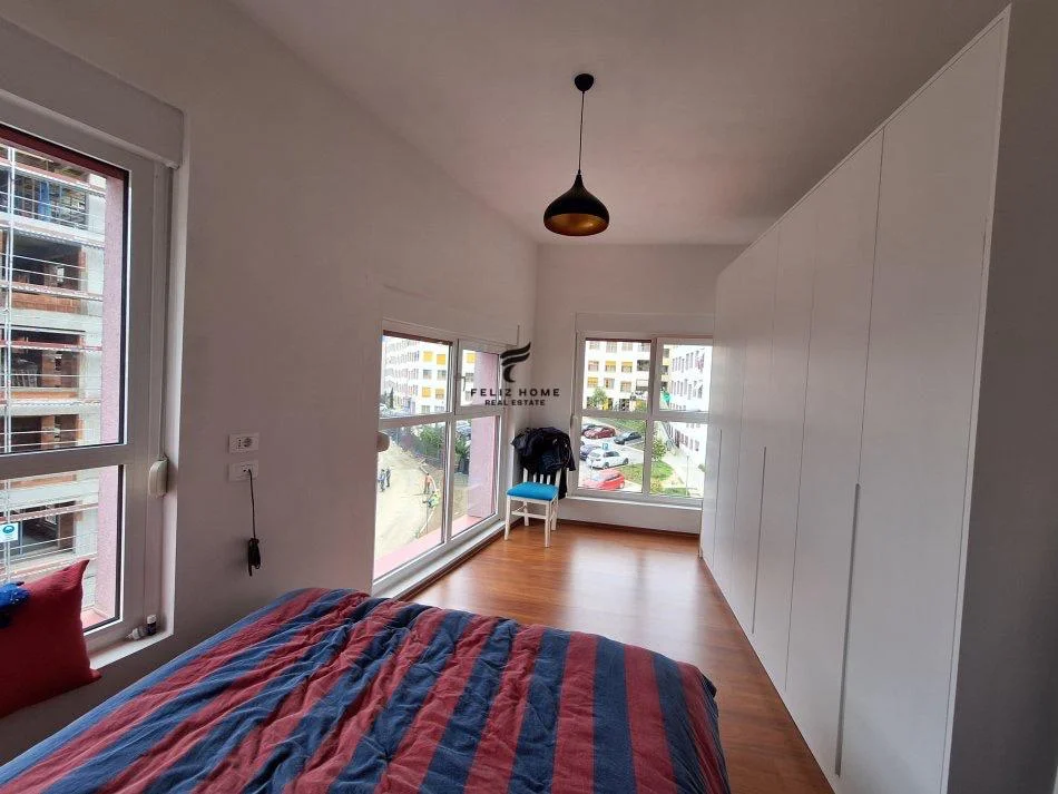 Tirane, affitto appartamento 2+1 con balcone al quinto piano, 85 m², 600 € (ALI DEMI)